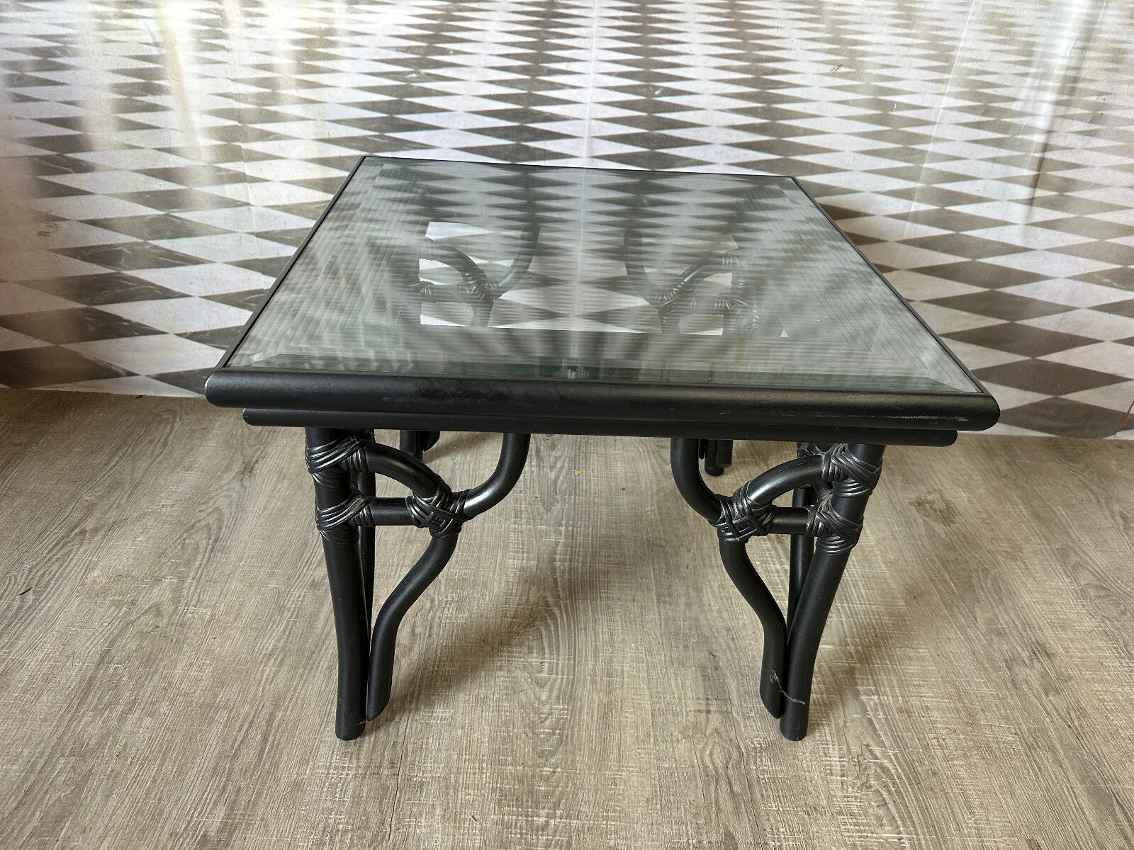 VINTAGE BEISTELLTISCH HOLZ UND GEFLECHT SCHWARZ GEFASST MIT GLASPLATTE