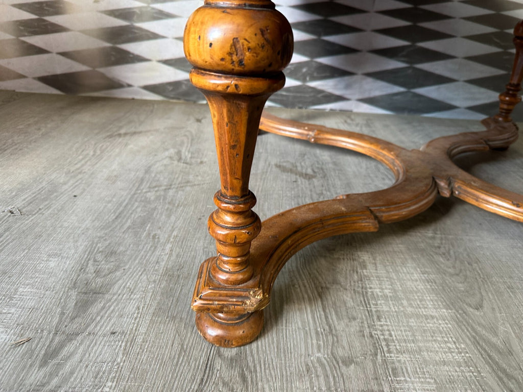 Grosser Tisch Beistelltisch Louis Seize Stil Holz massiv antik Patina Kreuzfuss