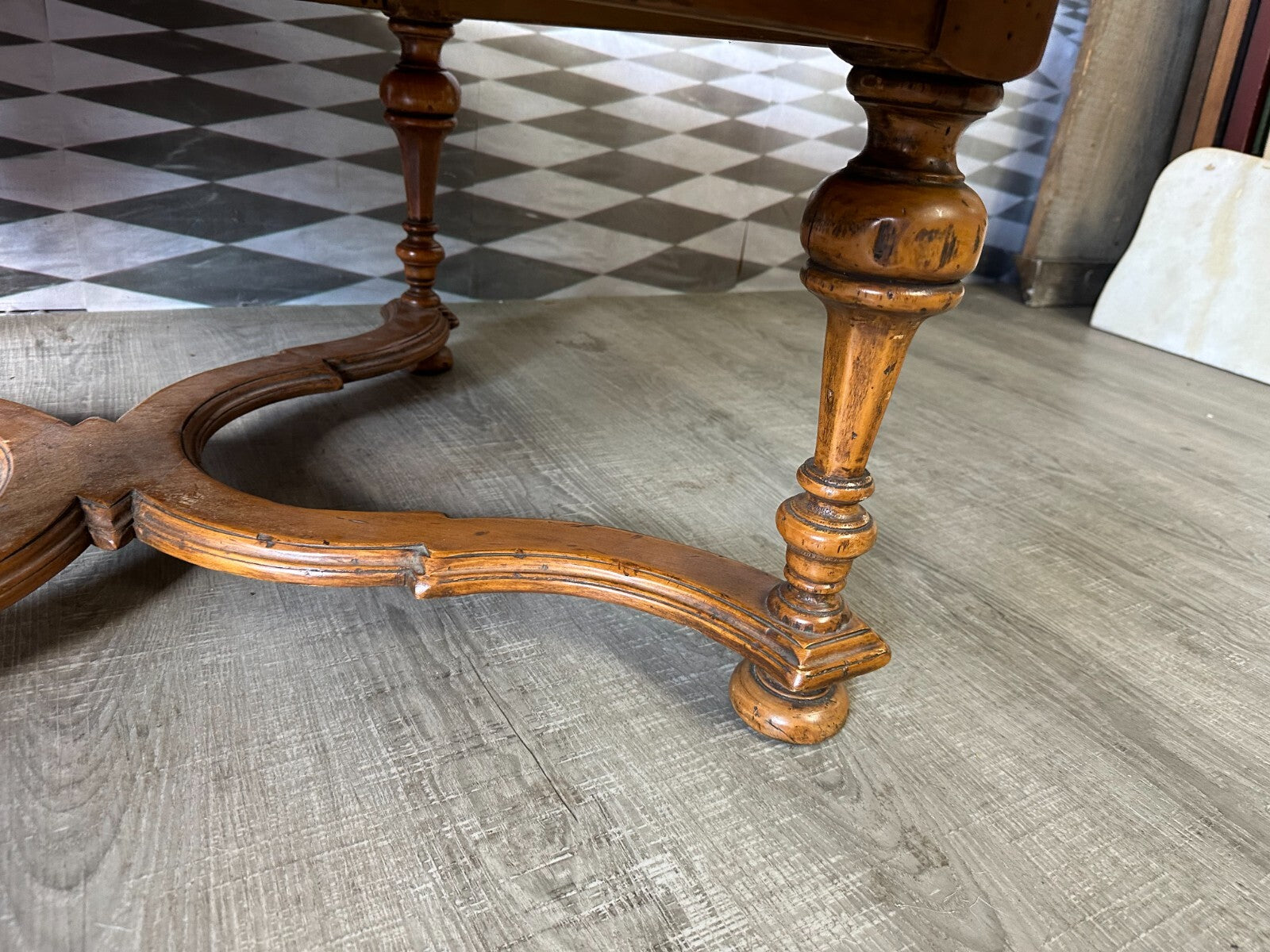 Grosser Tisch Beistelltisch Louis Seize Stil Holz massiv antik Patina Kreuzfuss