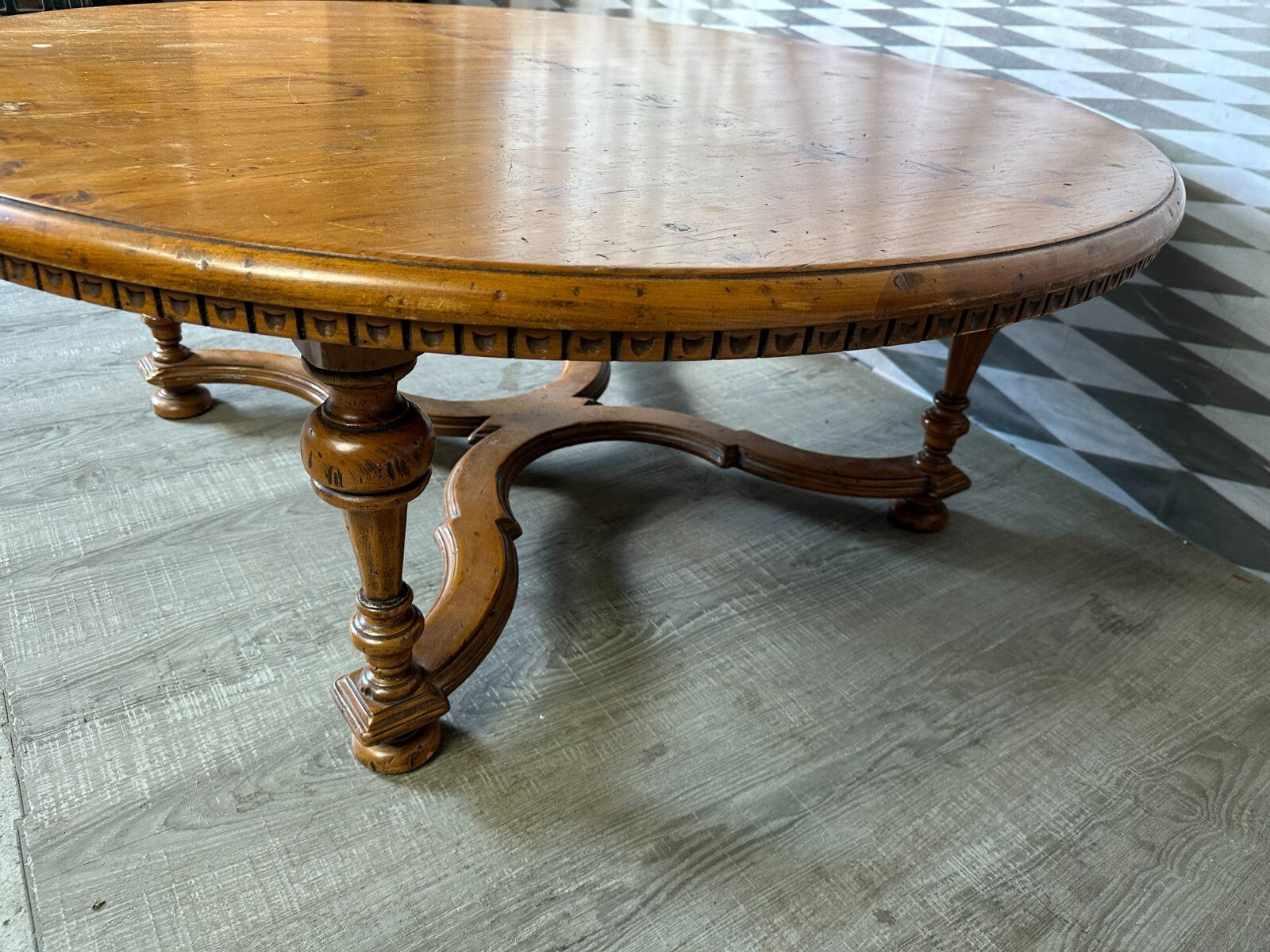 Grosser Tisch Beistelltisch Louis Seize Stil Holz massiv antik Patina Kreuzfuss