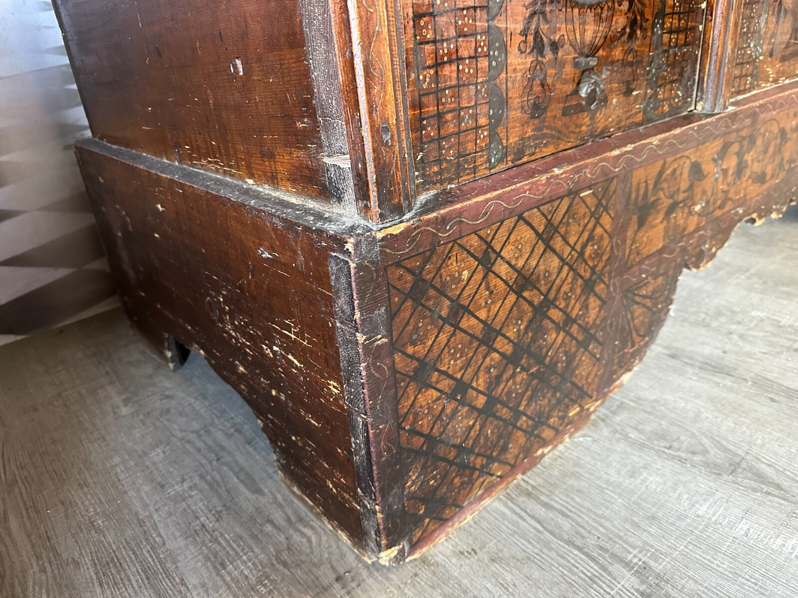 Antike Tölzer Sockeltruhe Truhe aus Holz 18 tes Jhdt komplett bemalt