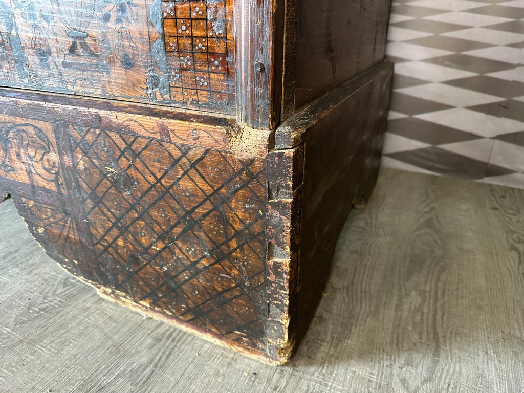 Antike Tölzer Sockeltruhe Truhe aus Holz 18 tes Jhdt komplett bemalt