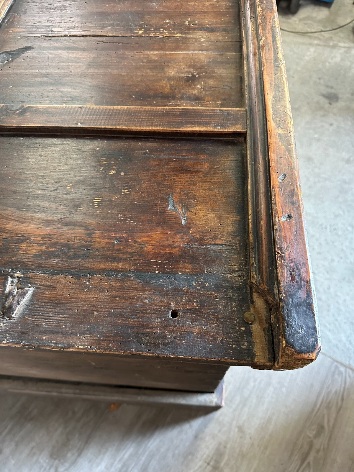 Antike Tölzer Sockeltruhe Truhe aus Holz 18 tes Jhdt komplett bemalt