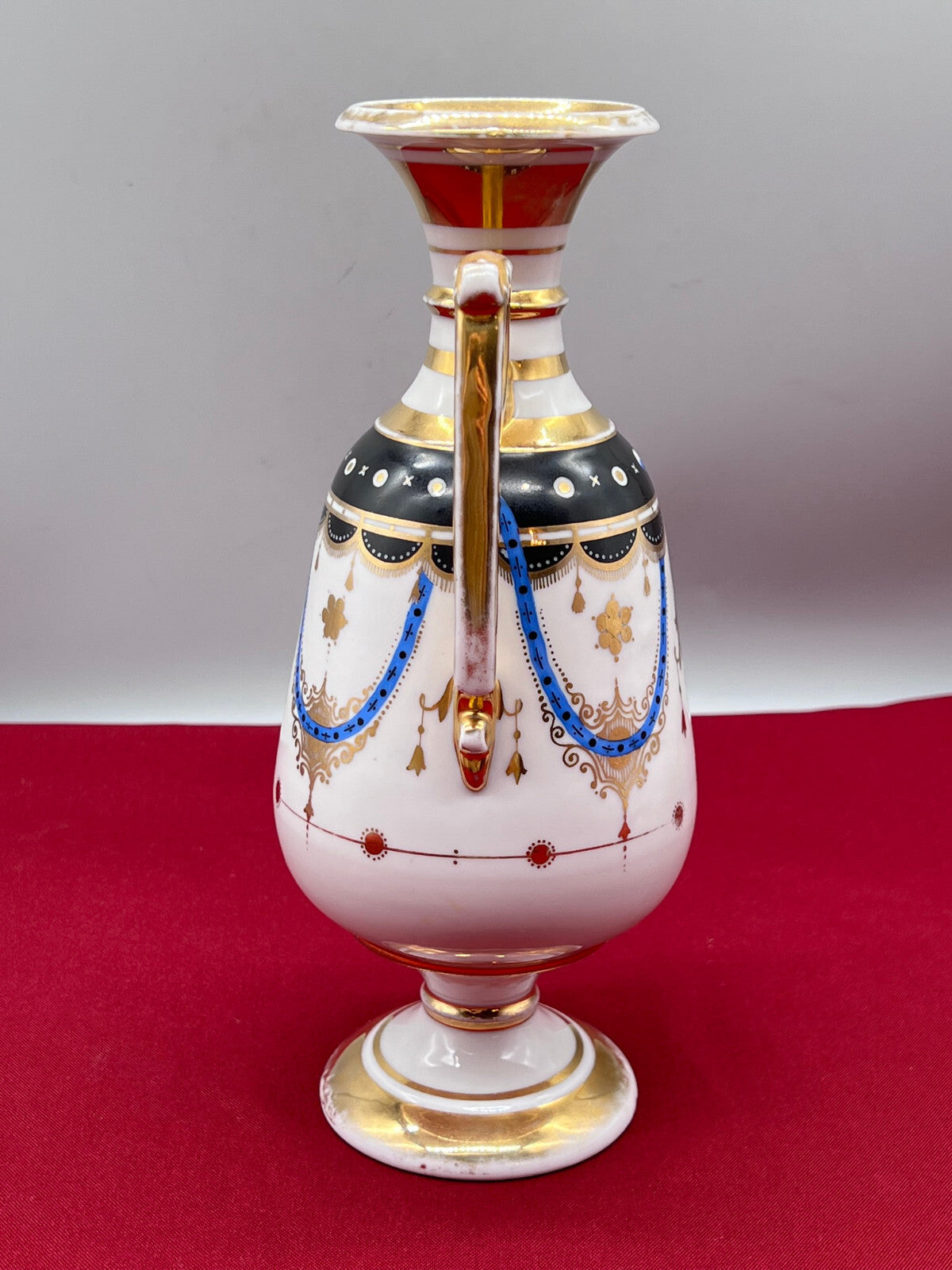 Antike Amphore aus Porzellan handbemalt und vergoldet Historismus um 1880