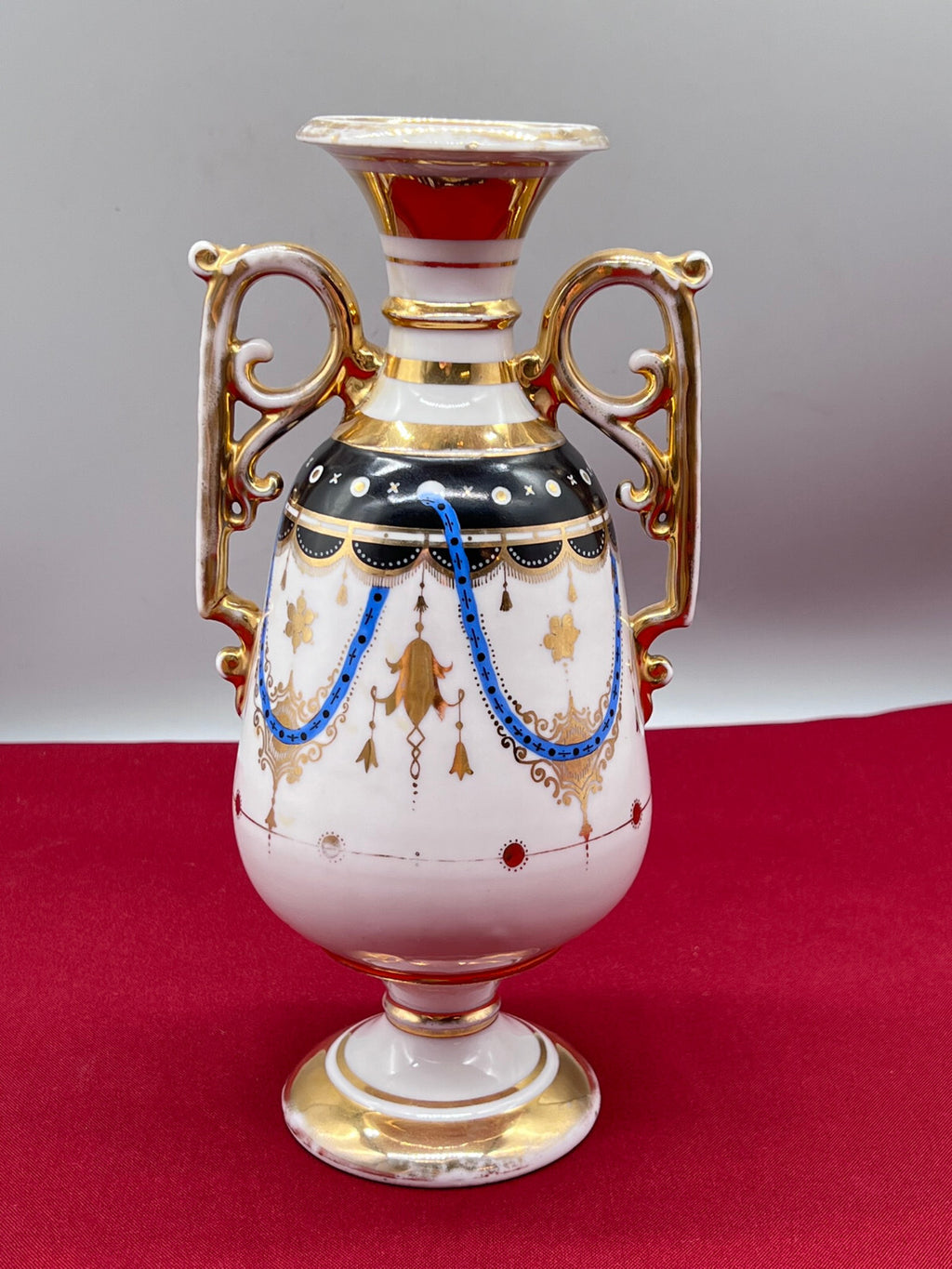 Antike Amphore aus Porzellan handbemalt und vergoldet Historismus um 1880