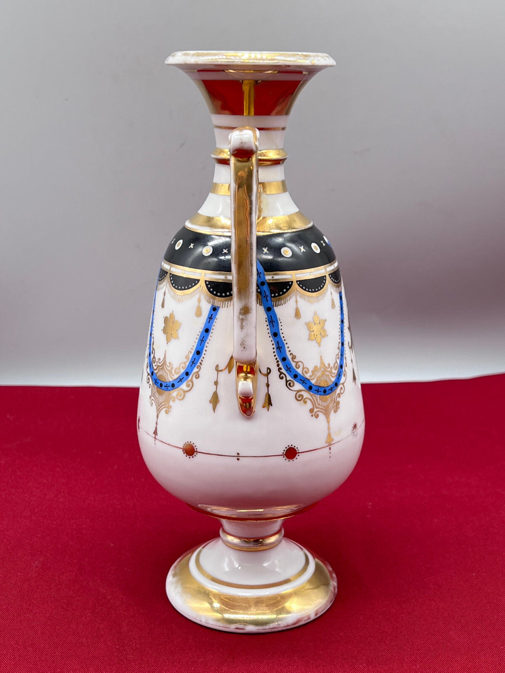 Antike Amphore aus Porzellan handbemalt und vergoldet Historismus um 1880