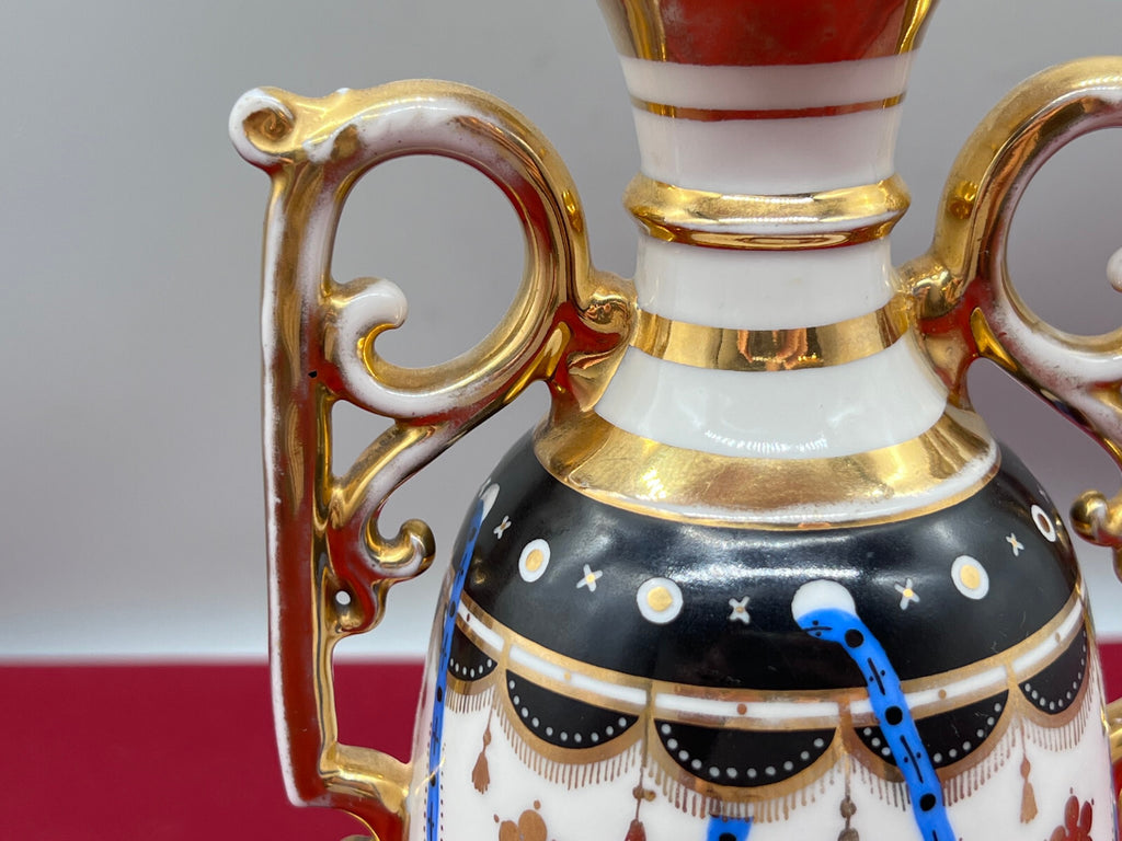 Antike Amphore aus Porzellan handbemalt und vergoldet Historismus um 1880