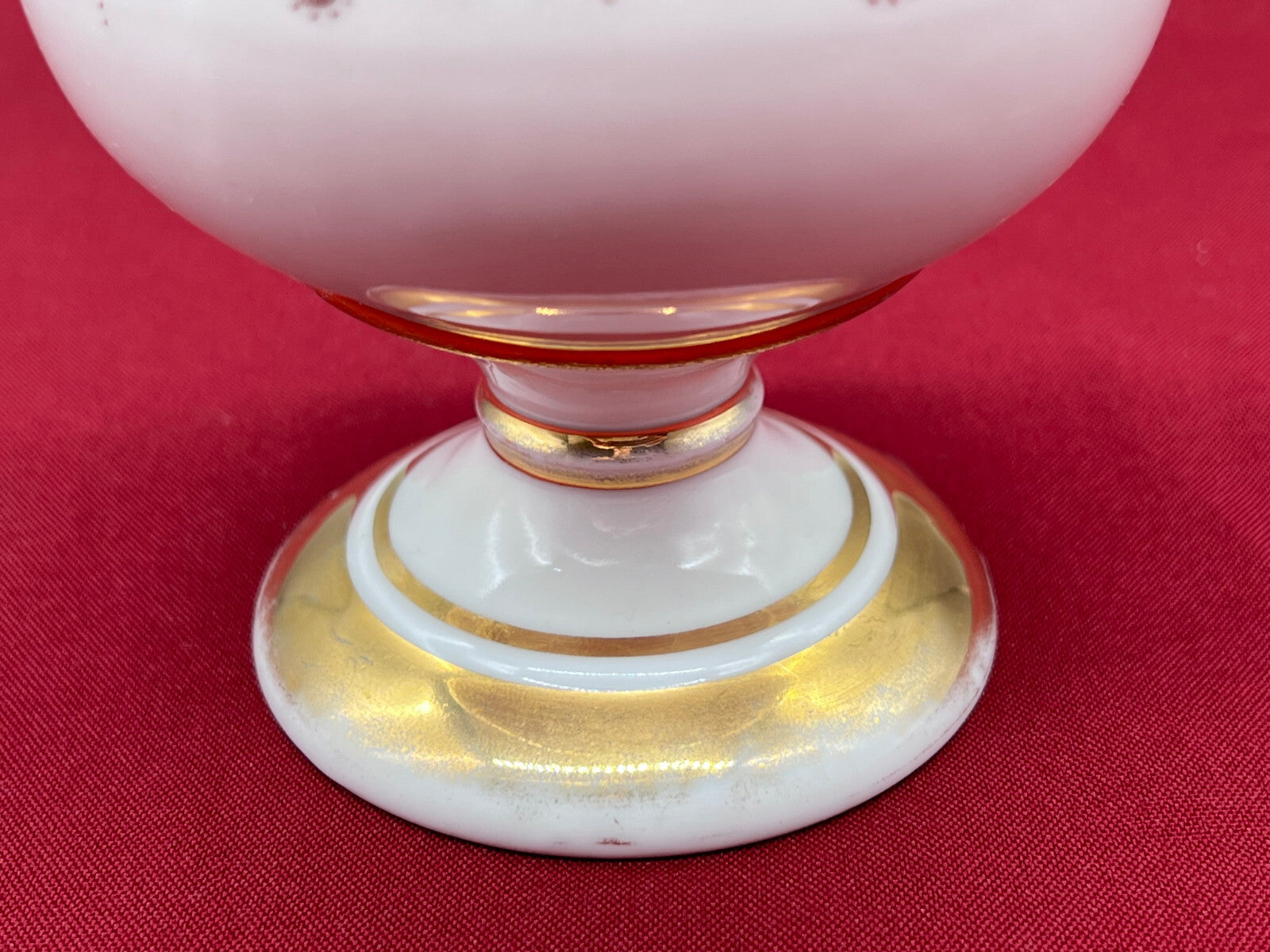 Antike Amphore aus Porzellan handbemalt und vergoldet Historismus um 1880