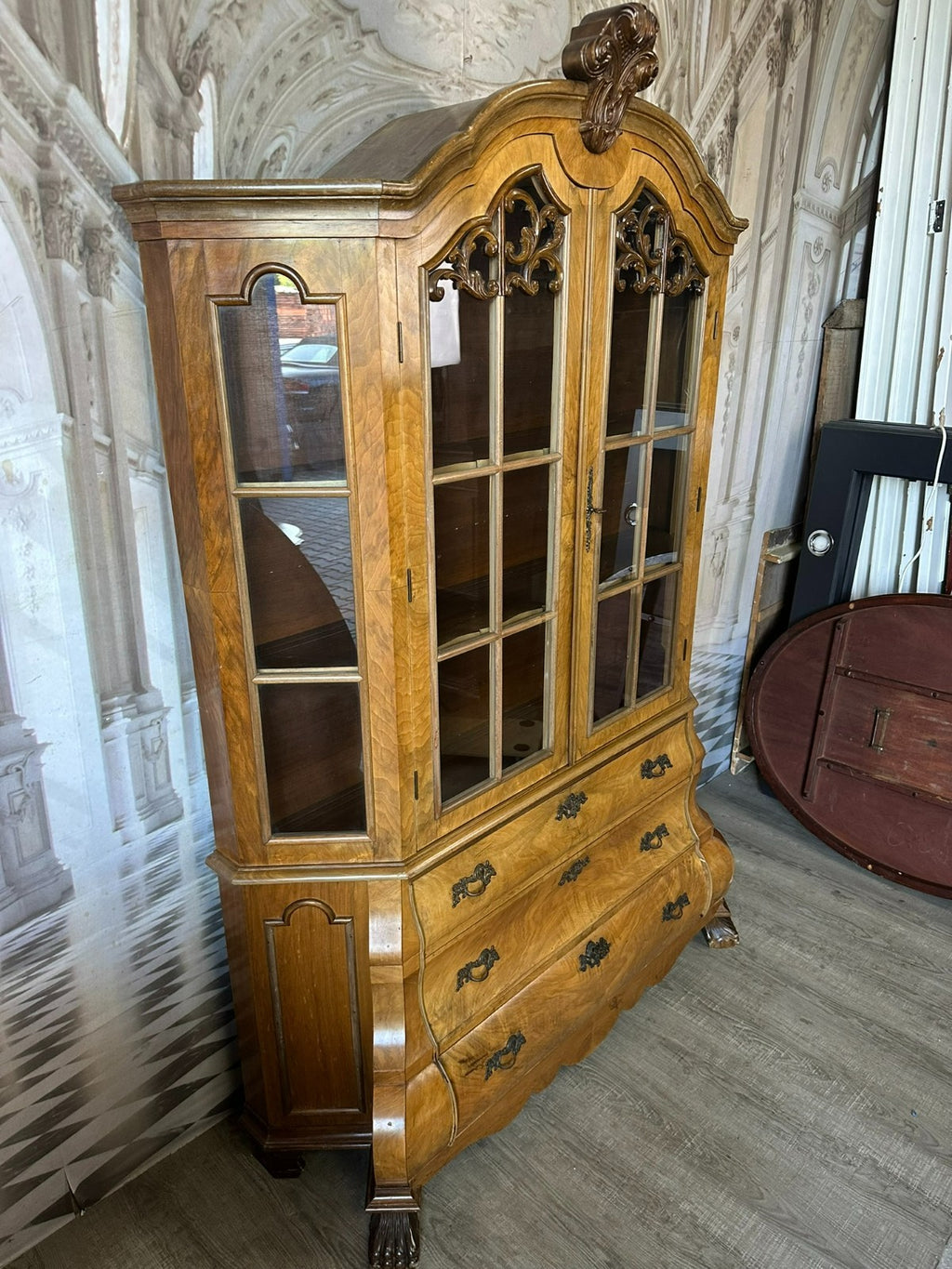Barockvitrine Vitrine in Barock Stil 20 tes Jhdt Nussbaum Furnier Aufsatzvitrine