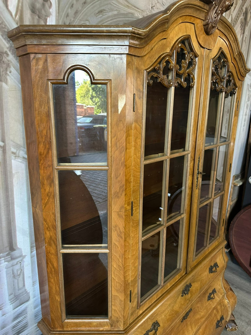 Barockvitrine Vitrine in Barock Stil 20 tes Jhdt Nussbaum Furnier Aufsatzvitrine