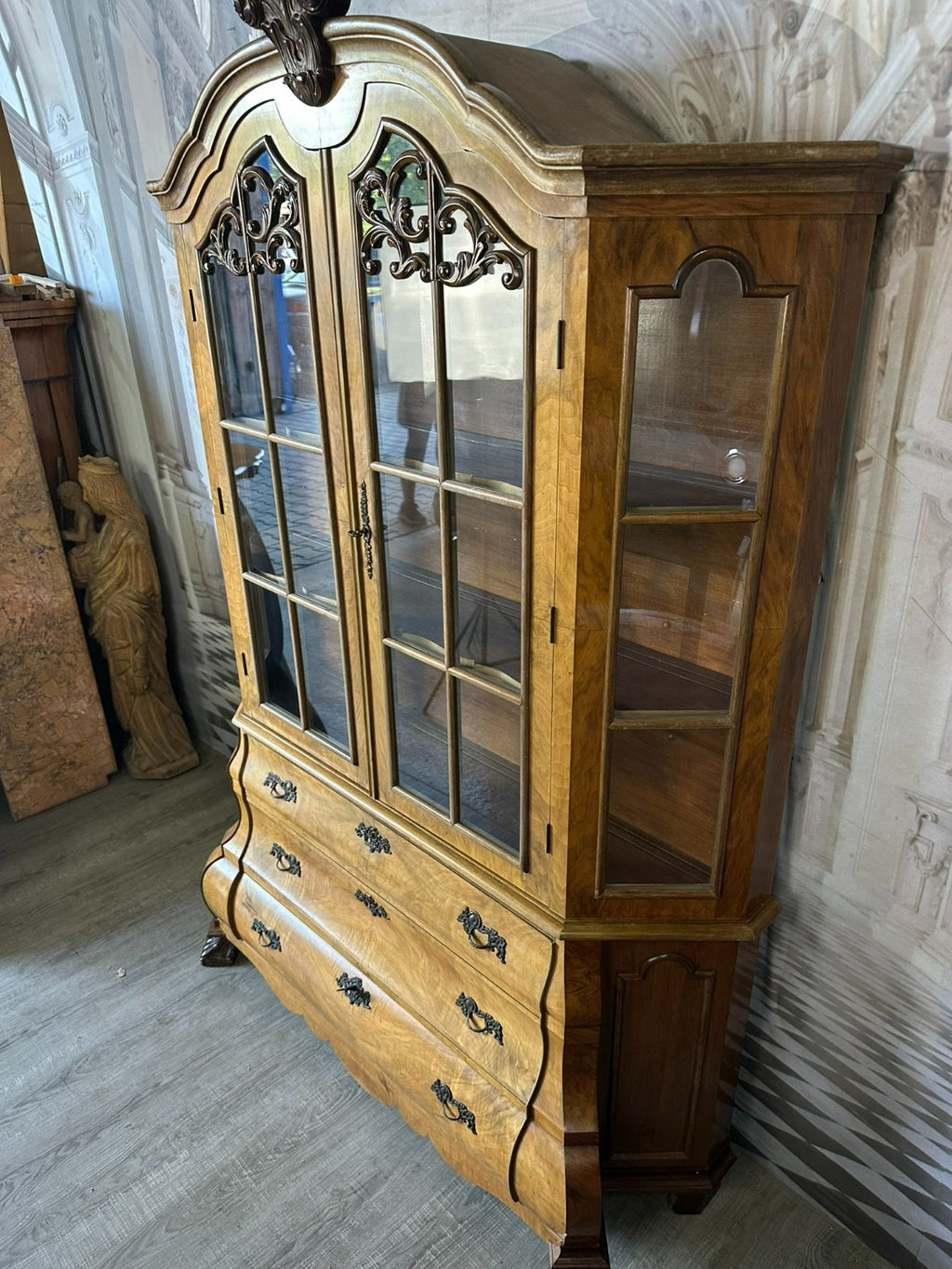 Barockvitrine Vitrine in Barock Stil 20 tes Jhdt Nussbaum Furnier Aufsatzvitrine