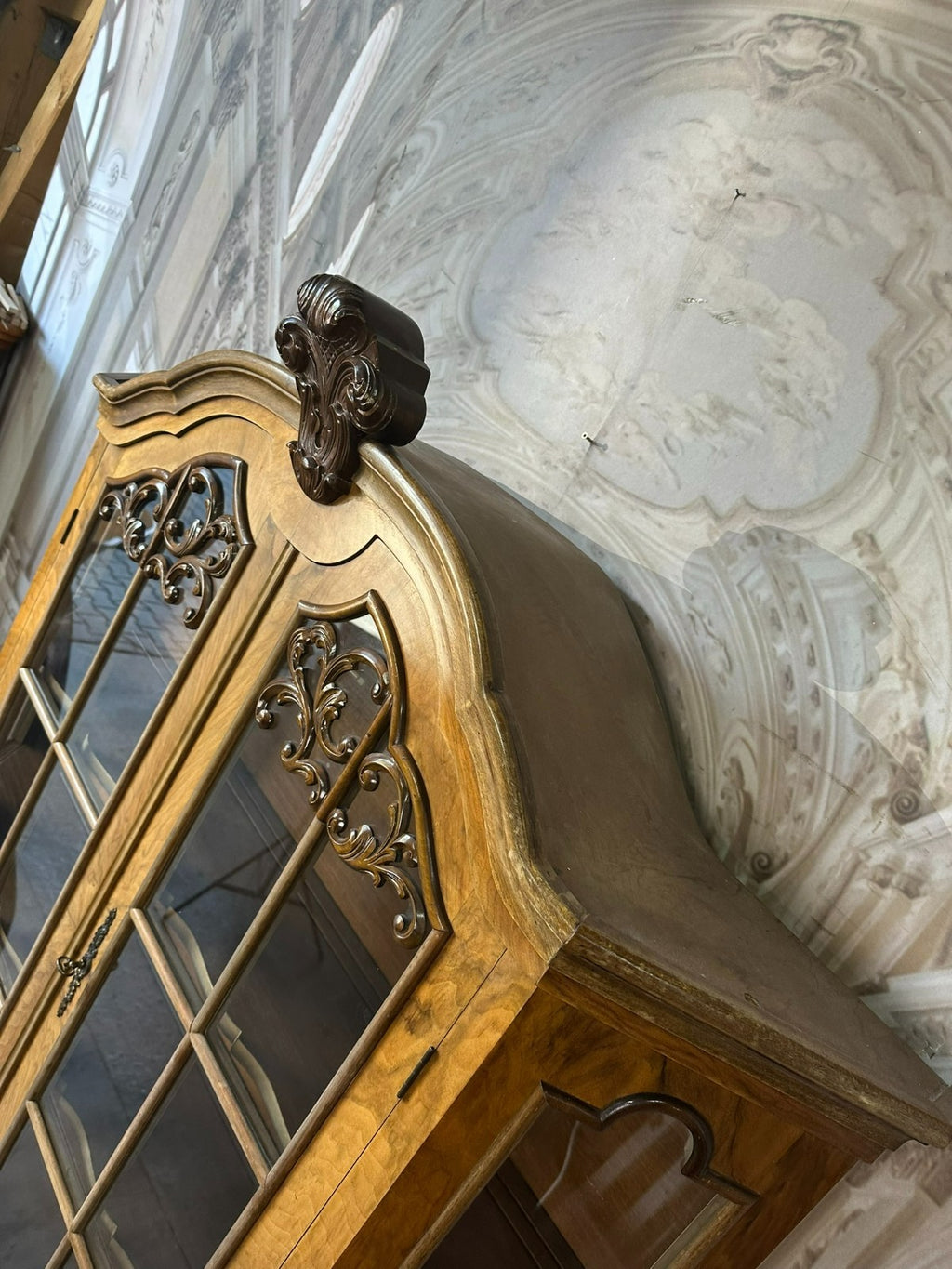 Barockvitrine Vitrine in Barock Stil 20 tes Jhdt Nussbaum Furnier Aufsatzvitrine
