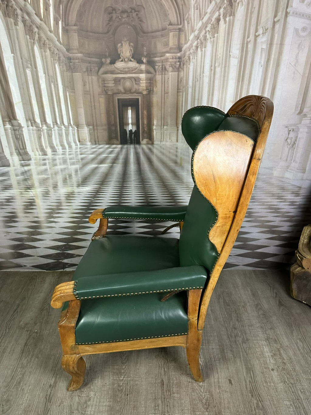 Massiver Barock Sessel um 1780 Nussbaum und Leder Verstellbare Rückenlehne