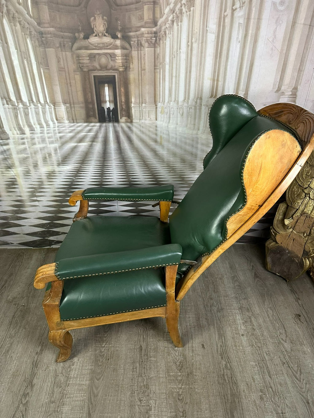 Massiver Barock Sessel um 1780 Nussbaum und Leder Verstellbare Rückenlehne