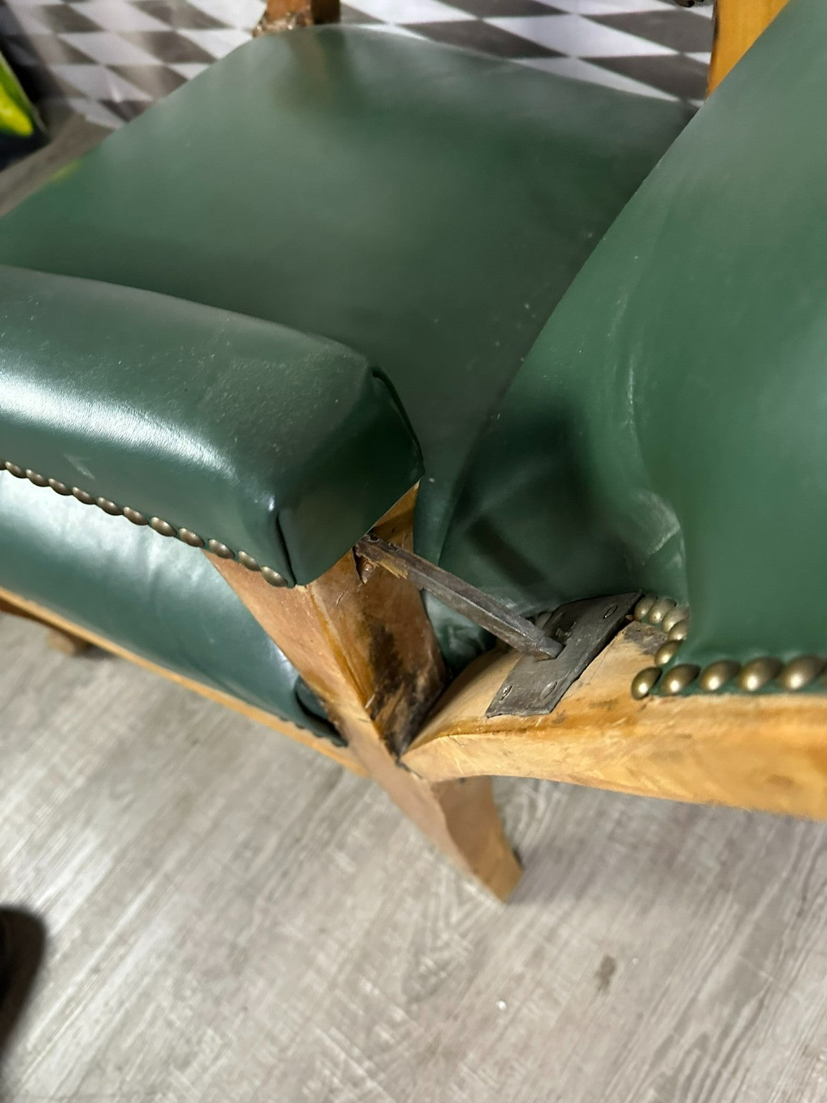 Massiver Barock Sessel um 1780 Nussbaum und Leder Verstellbare Rückenlehne