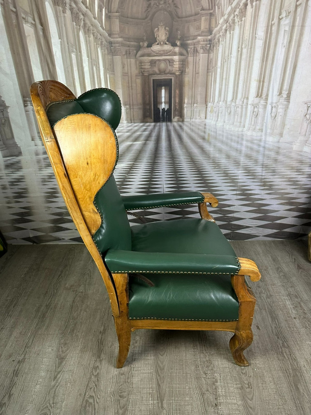 Massiver Barock Sessel um 1780 Nussbaum und Leder Verstellbare Rückenlehne