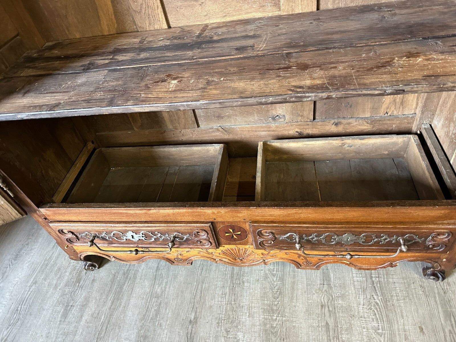 Herrschaftlicher Barockschrank Lothringer Schrank Barock um 1760 Eiche Intarsien