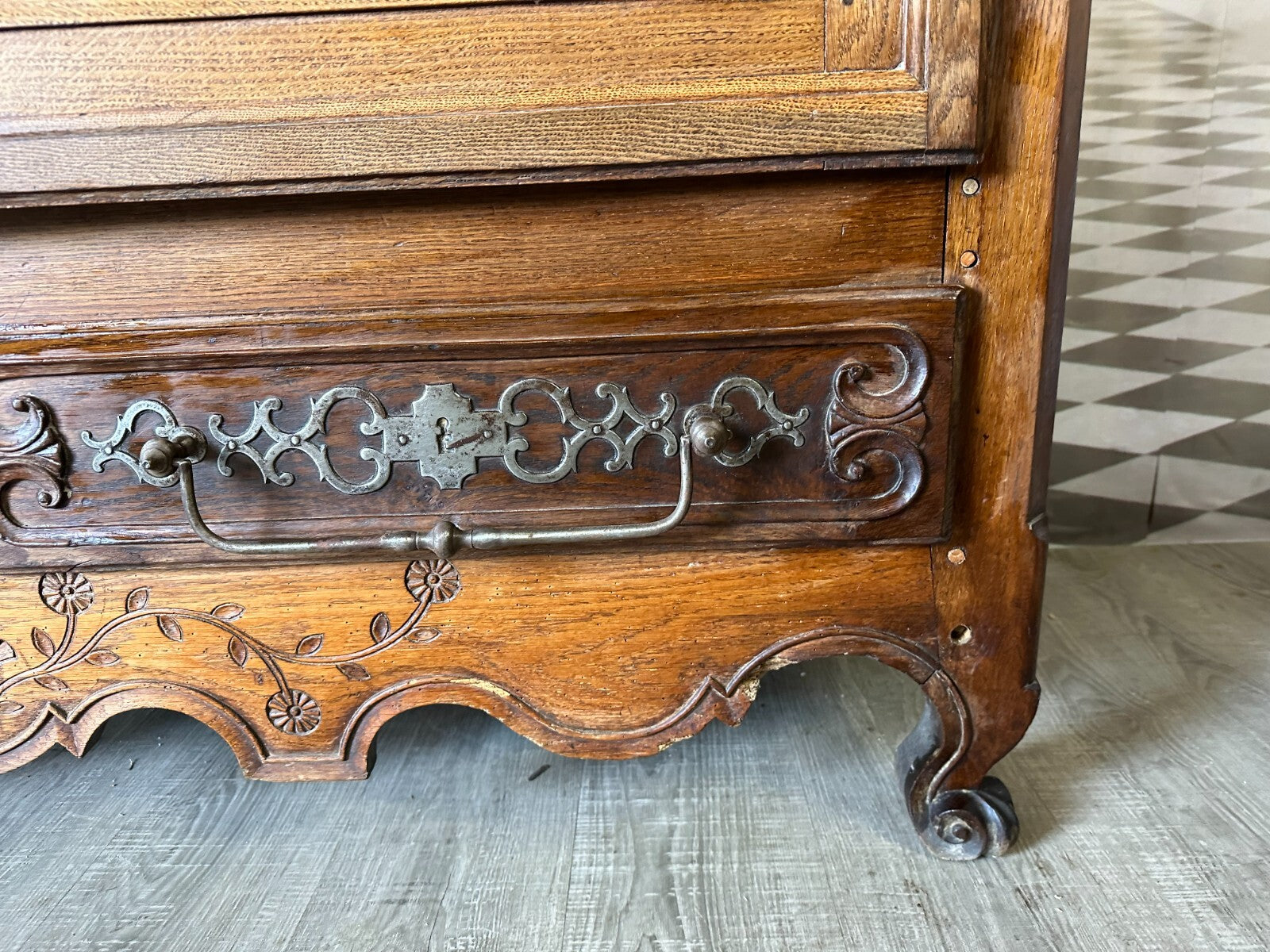 Herrschaftlicher Barockschrank Lothringer Schrank Barock um 1760 Eiche Intarsien