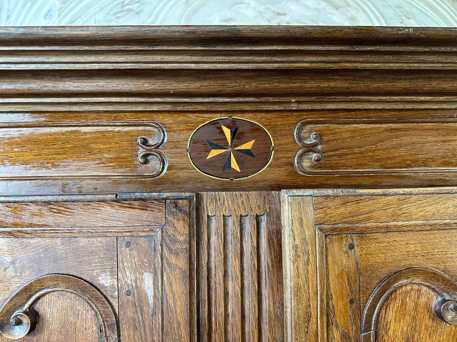 Herrschaftlicher Barockschrank Lothringer Schrank Barock um 1760 Eiche Intarsien