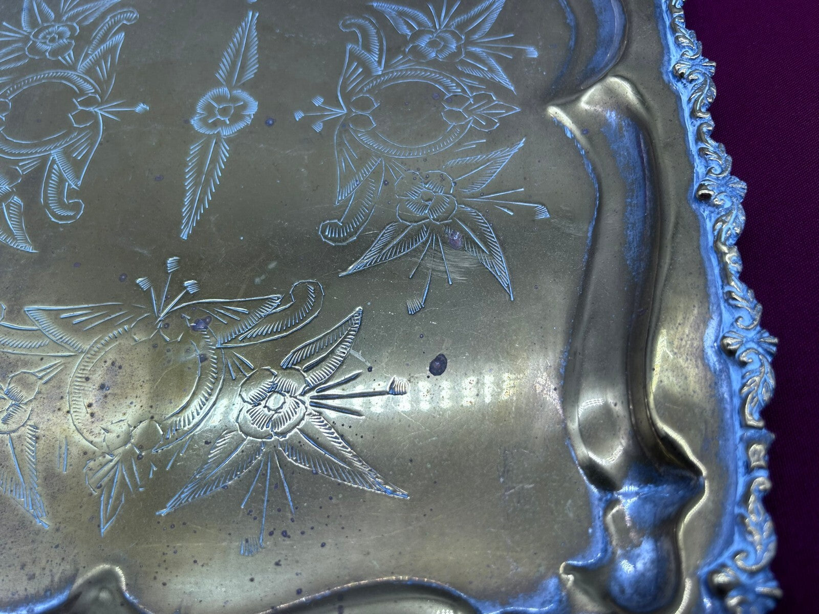 Serviertablett Tablett 49x31cm Metall versilbert Handgravuren