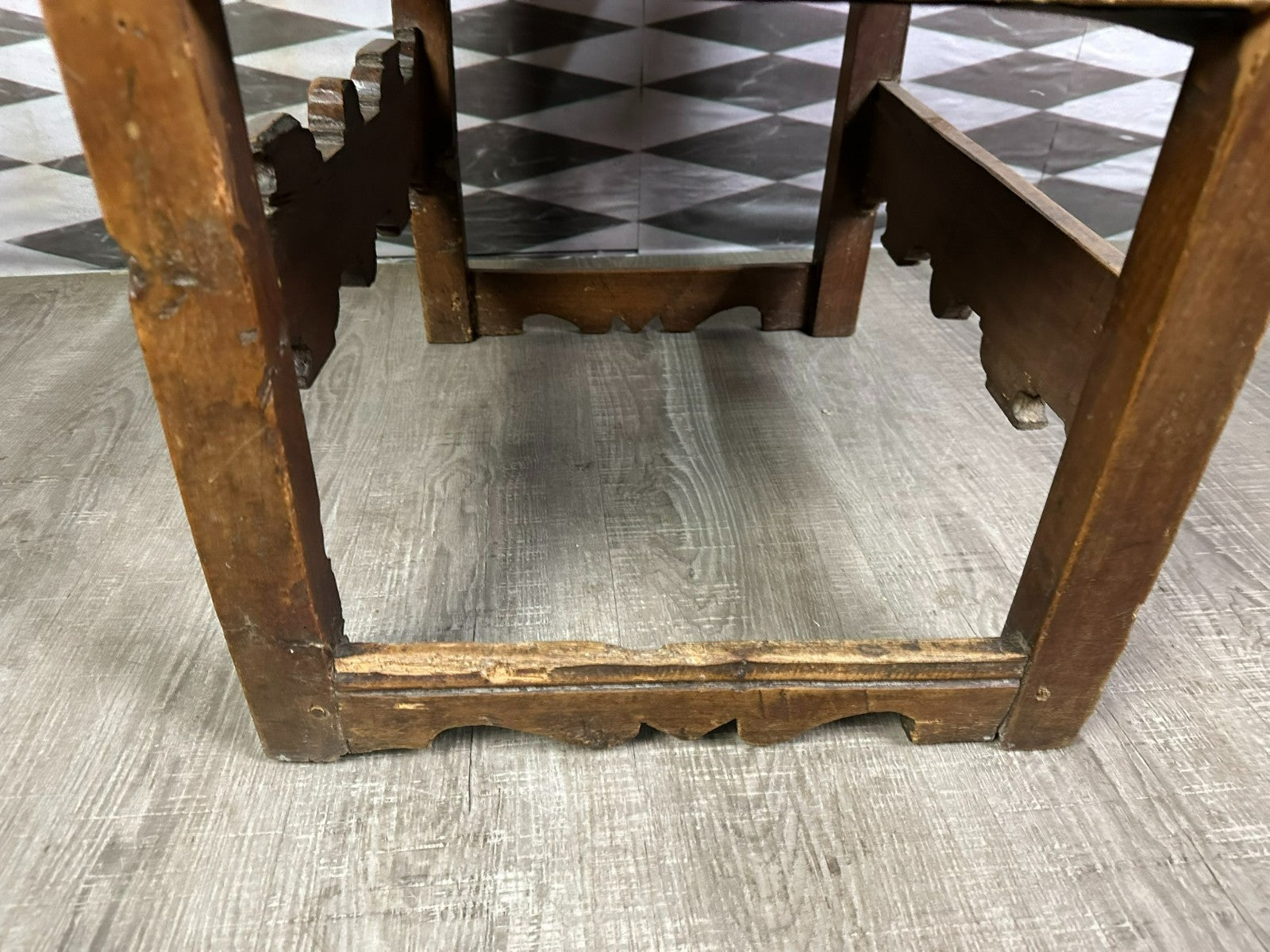 Massiver Barock Sessel um 1720 Eiche und Leder