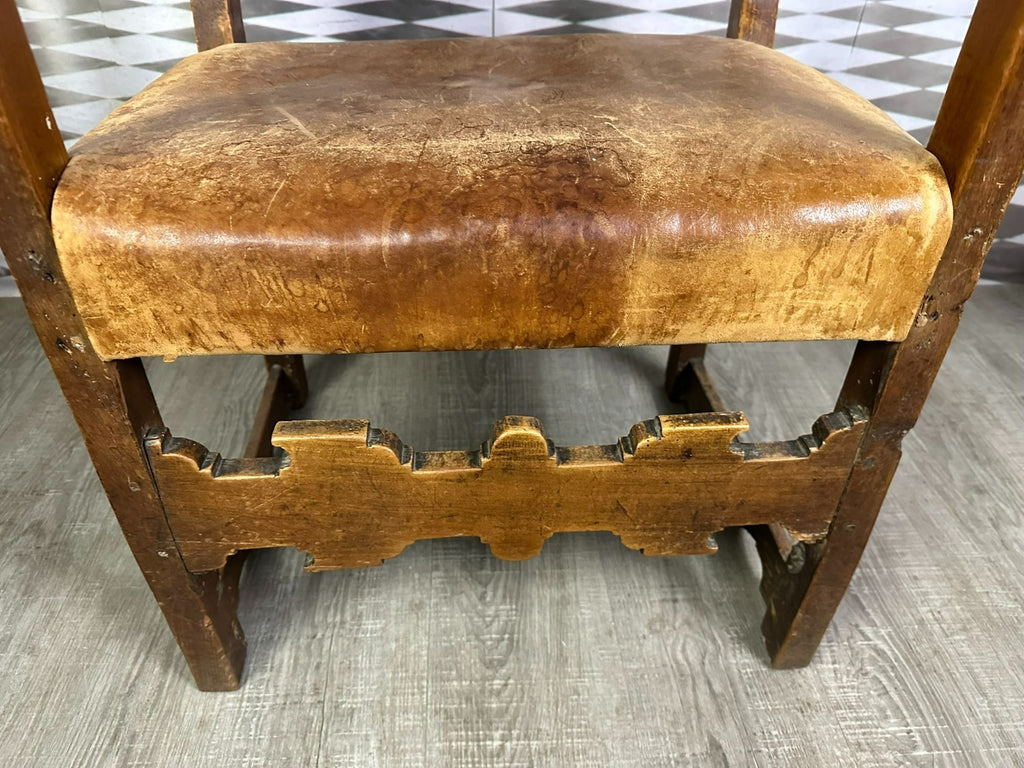 Massiver Barock Sessel um 1720 Eiche und Leder