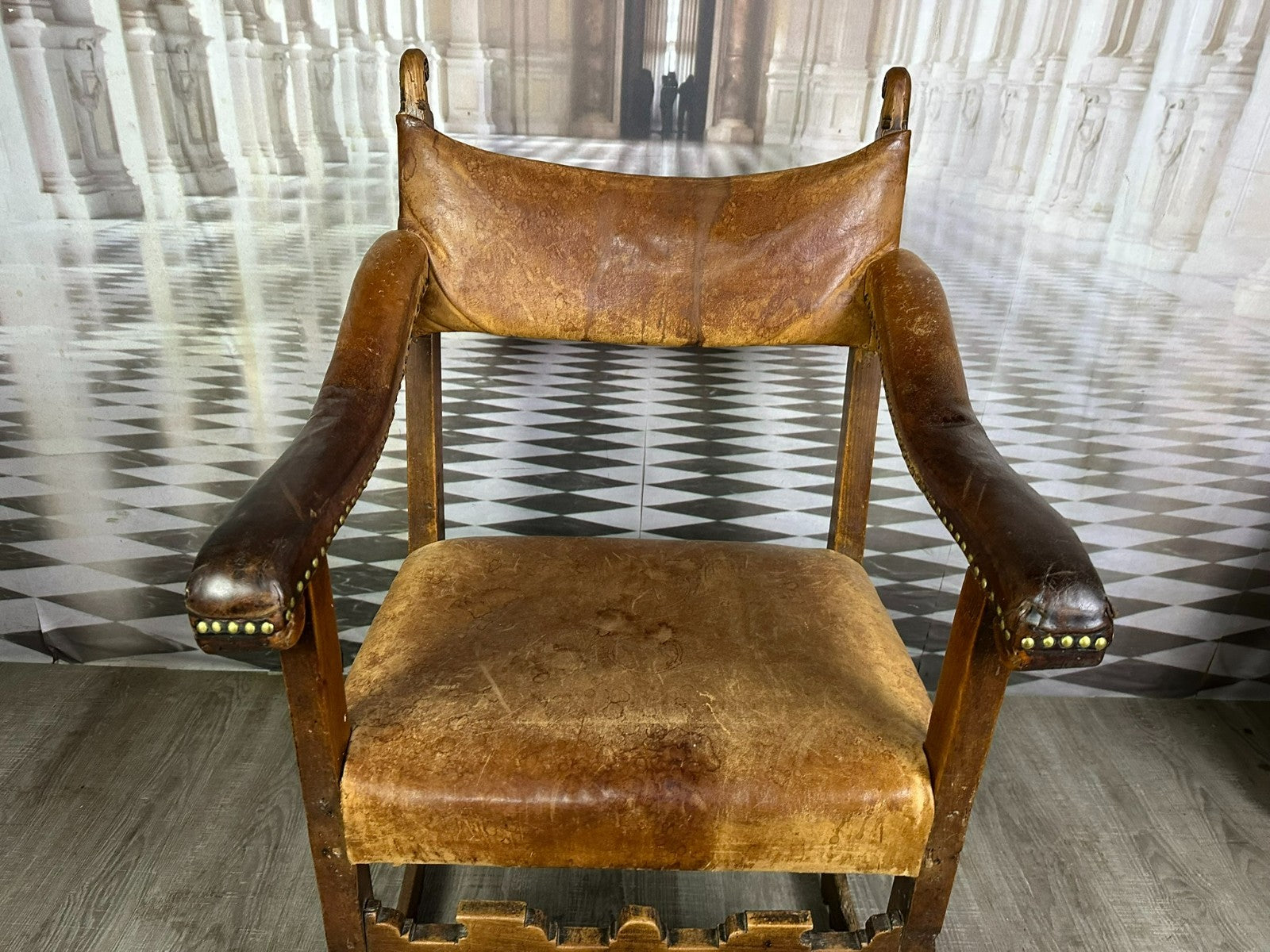 Massiver Barock Sessel um 1720 Eiche und Leder