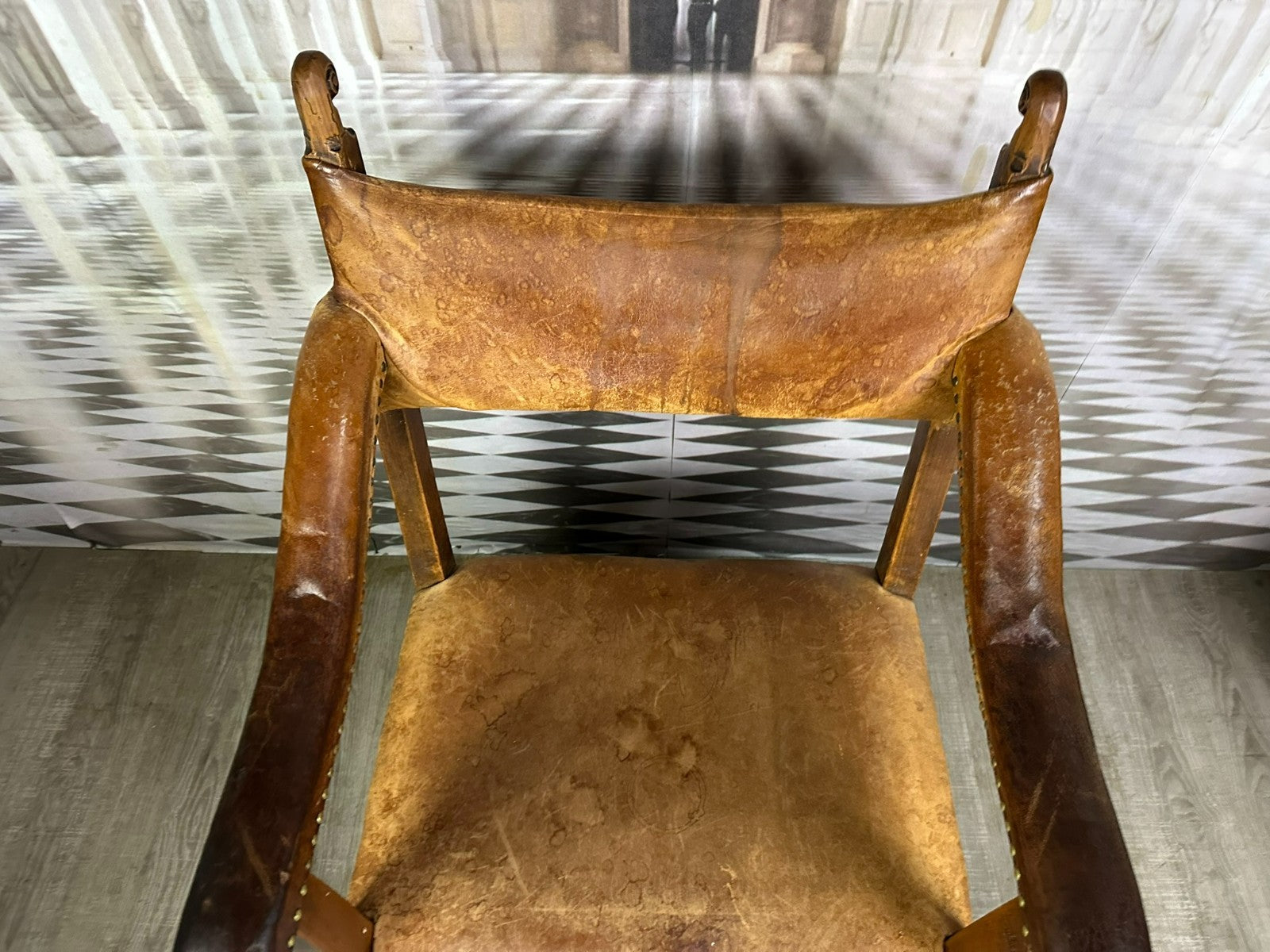 Massiver Barock Sessel um 1720 Eiche und Leder