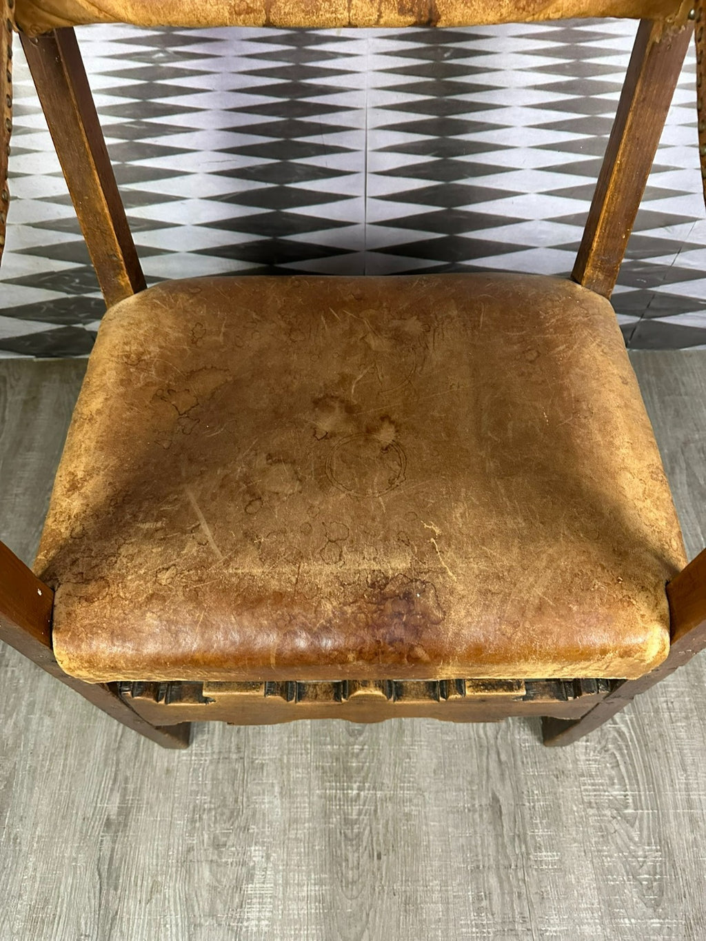 Massiver Barock Sessel um 1720 Eiche und Leder