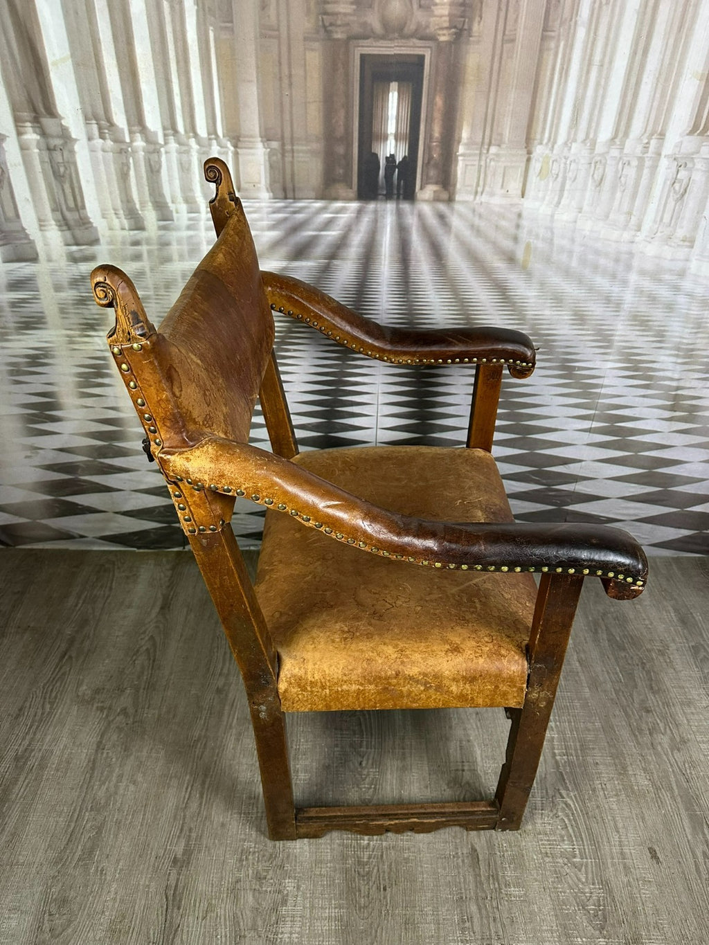 Massiver Barock Sessel um 1720 Eiche und Leder
