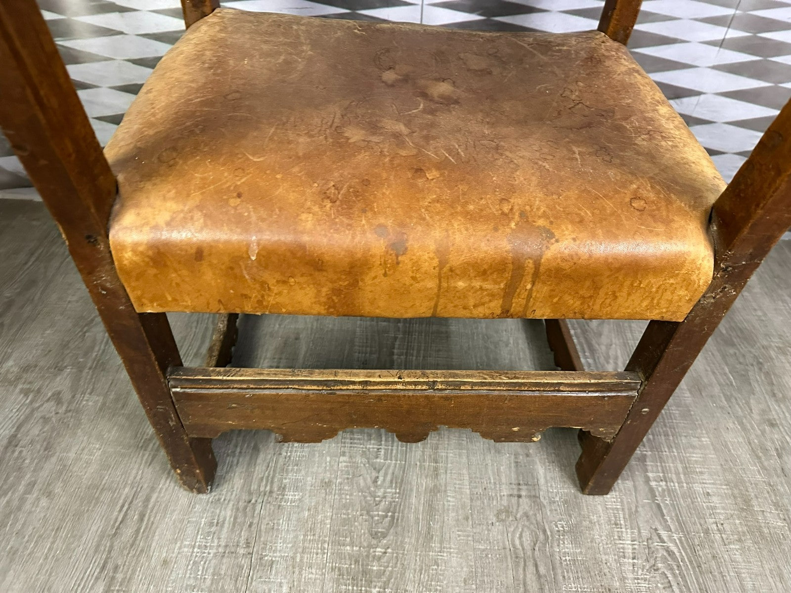 Massiver Barock Sessel um 1720 Eiche und Leder