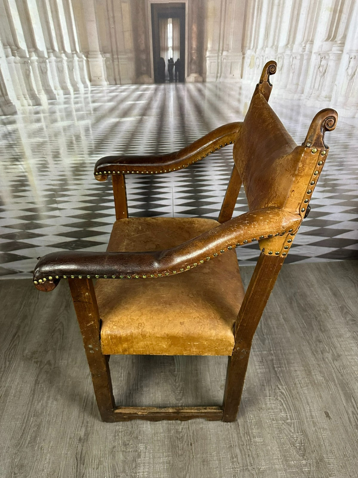 Massiver Barock Sessel um 1720 Eiche und Leder
