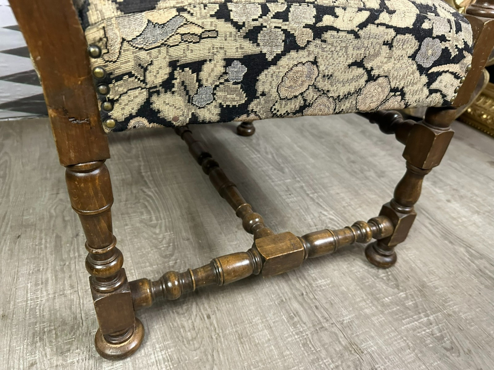 Antiker Barock Sessel Eiche und Gobelin Bezug 18 tes Jhdt