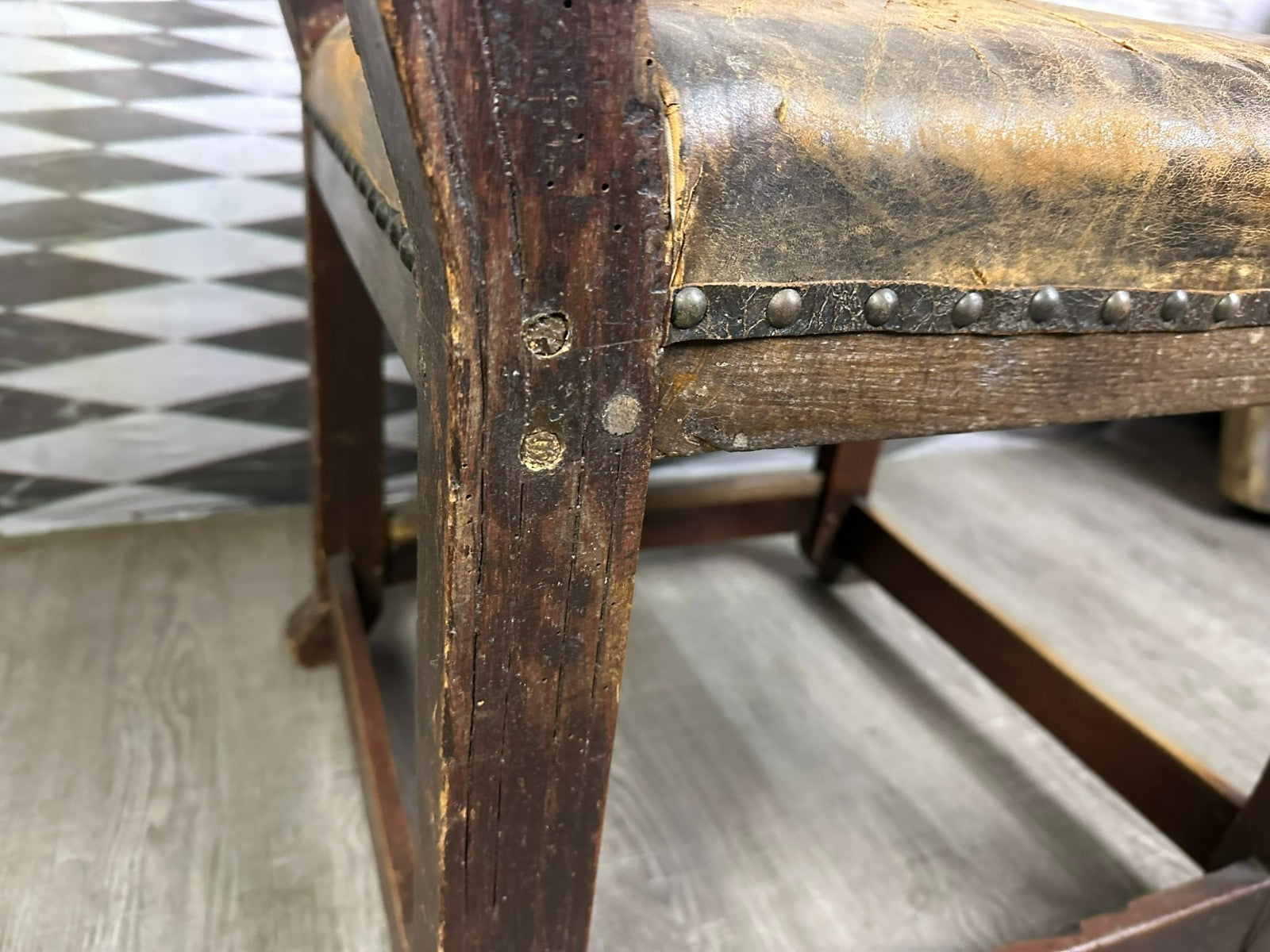 Antiker Barock Sessel Eiche und Leder datiert 1823 Ohrbackensessel
