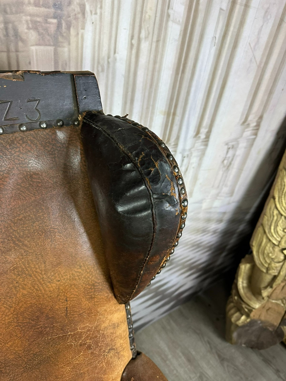 Antiker Barock Sessel Eiche und Leder datiert 1823 Ohrbackensessel