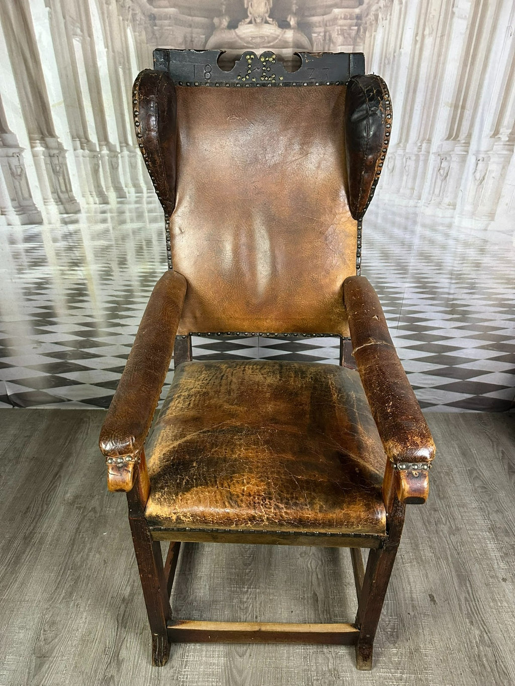 ANTIKER BAROCK SESSEL EICHE UND LEDER DATIERT 1823 OHRBACKENSESSEL