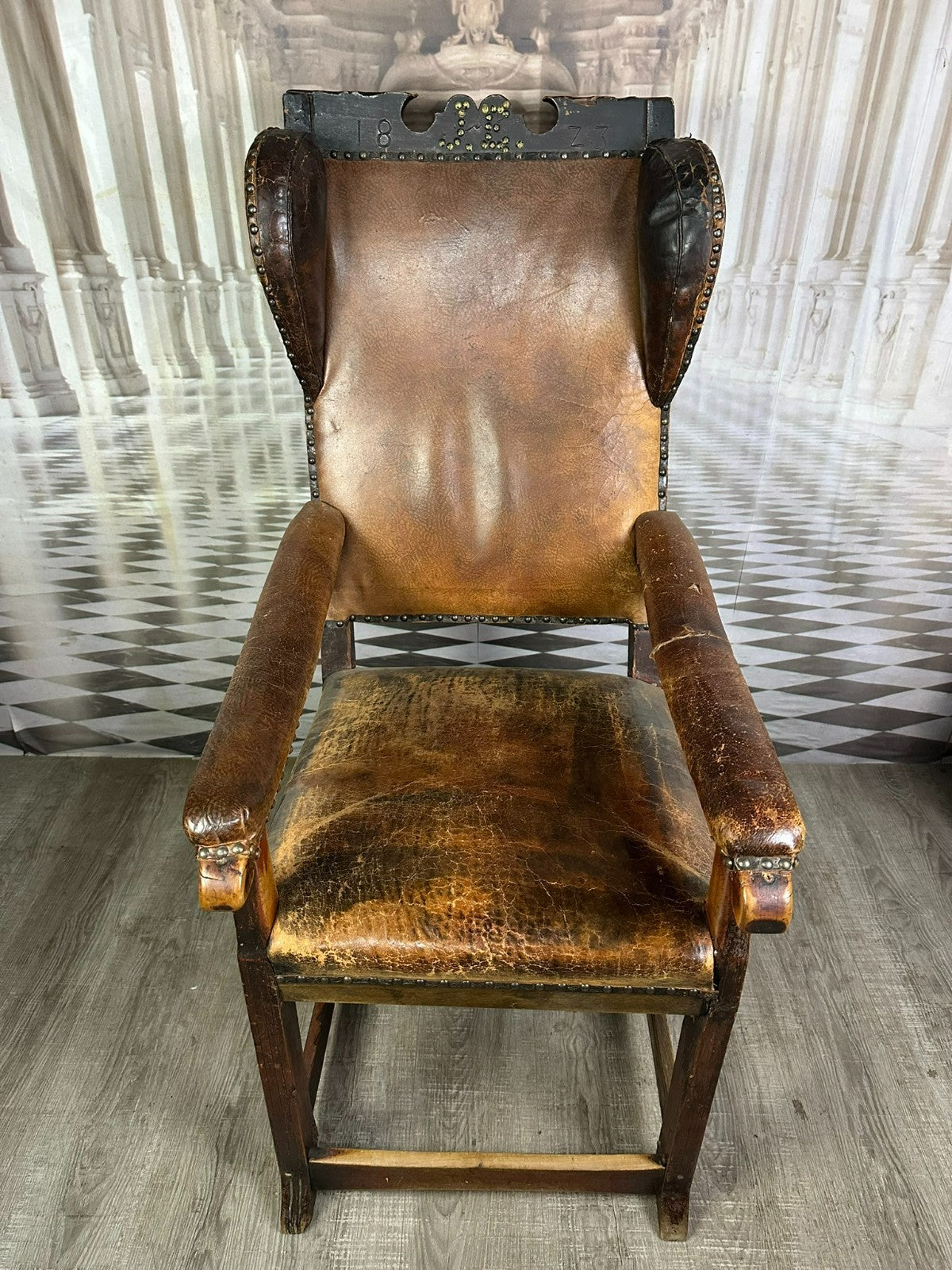 ANTIKER BAROCK SESSEL EICHE UND LEDER DATIERT 1823 OHRBACKENSESSEL