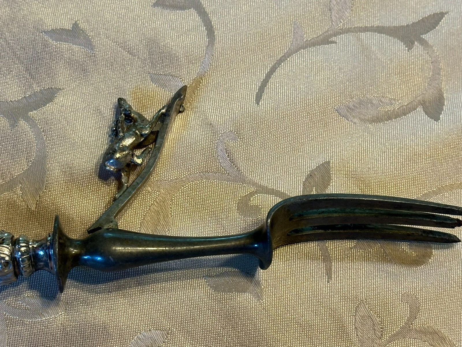 Antikes Vorlegebesteck Messer und Gabel mit Hirsch Griffe aus Silber