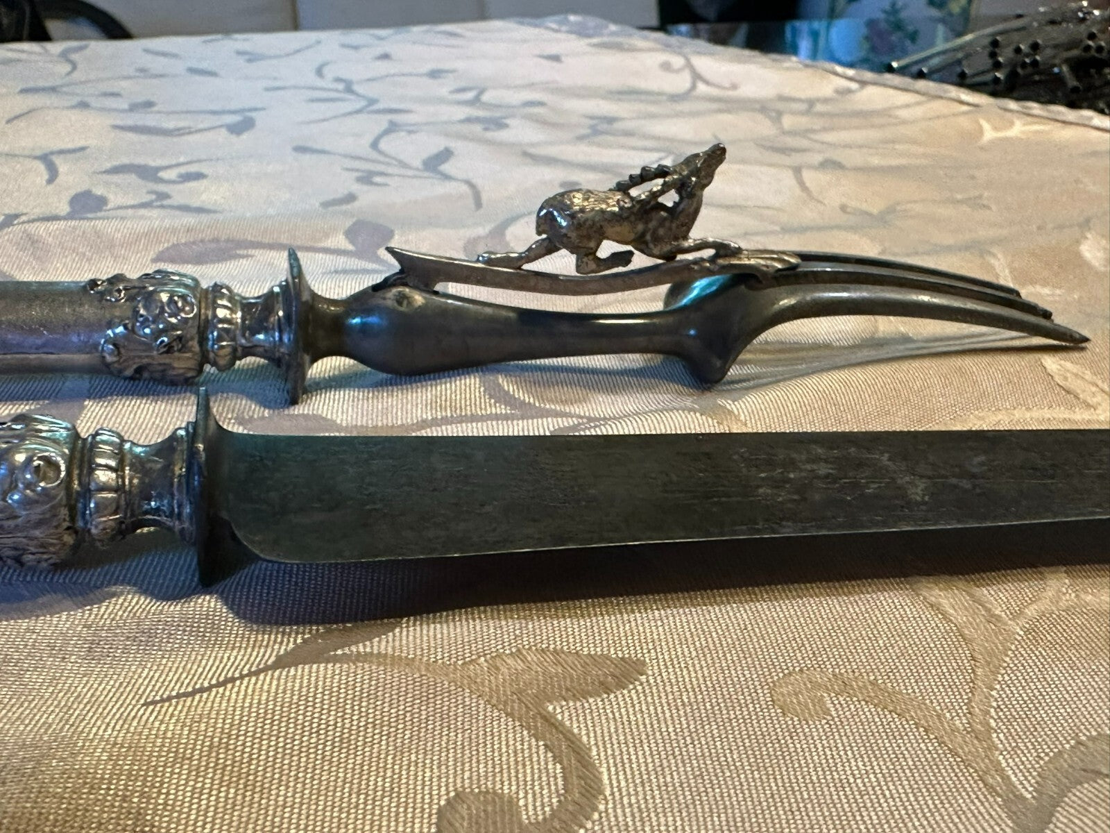 Antikes Vorlegebesteck Messer und Gabel mit Hirsch Griffe aus Silber