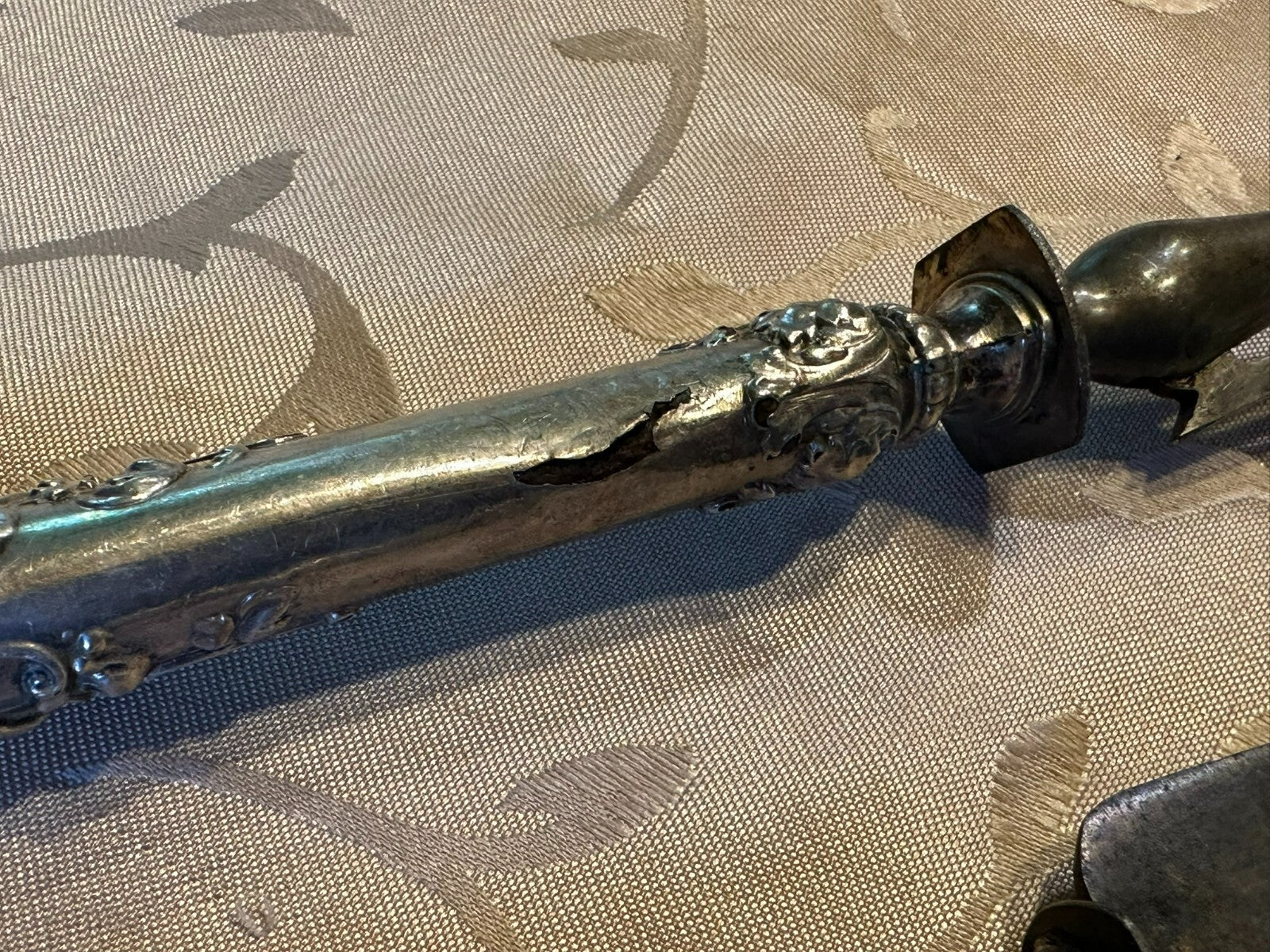 Antikes Vorlegebesteck Messer und Gabel mit Hirsch Griffe aus Silber