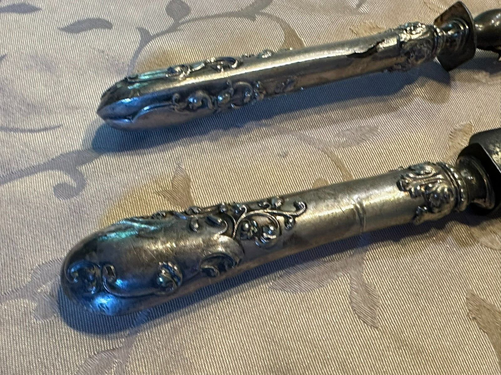 Antikes Vorlegebesteck Messer und Gabel mit Hirsch Griffe aus Silber
