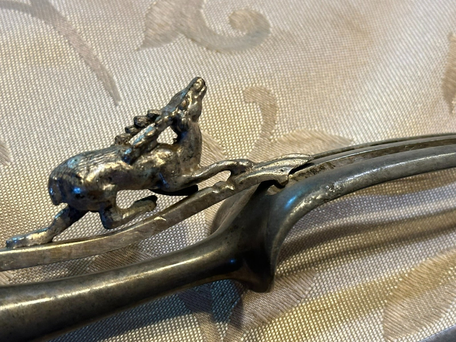 Antikes Vorlegebesteck Messer und Gabel mit Hirsch Griffe aus Silber