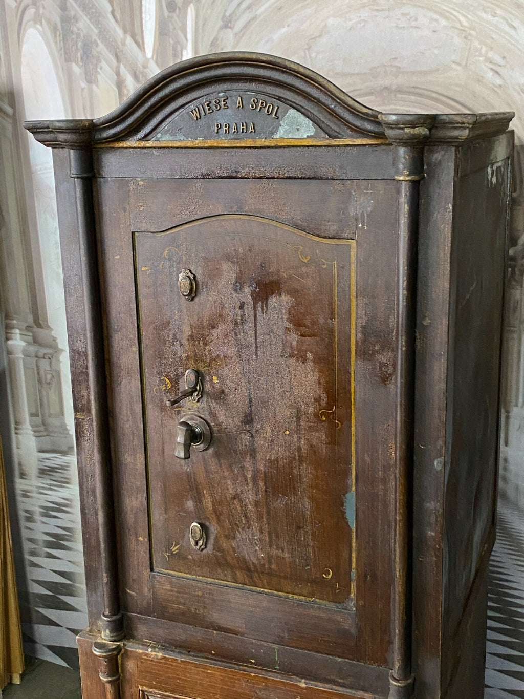 Antiker Jugendstil Tresor Wiese Spol Prag Metallguss mit Unterschrank