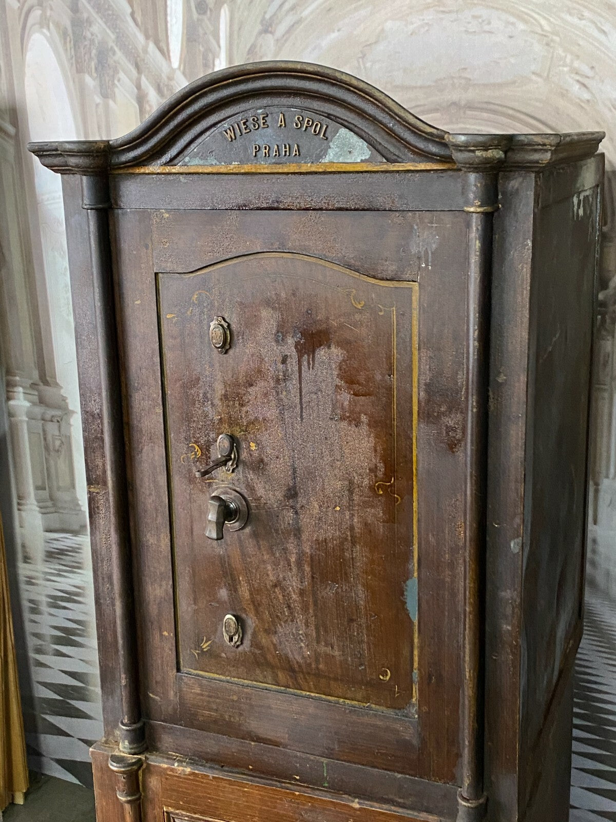 Antiker Jugendstil Tresor Wiese Spol Prag Metallguss mit Unterschrank