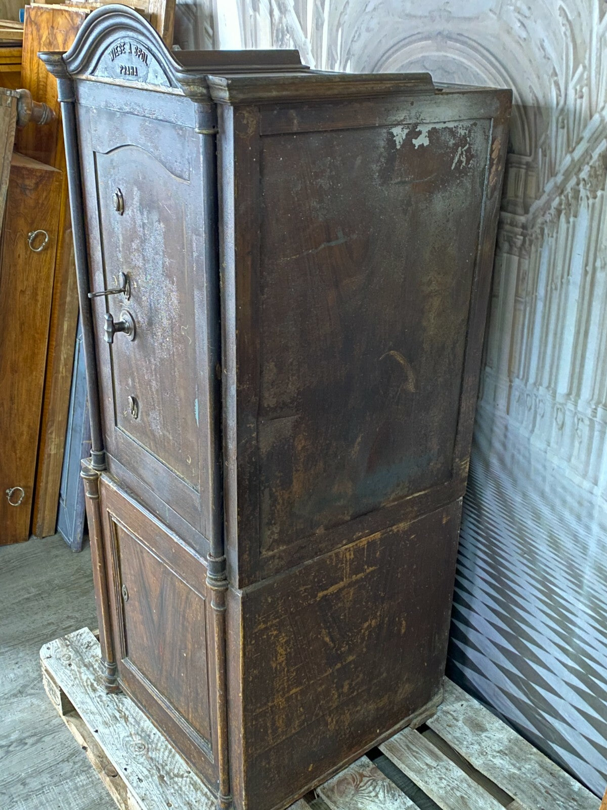 Antiker Jugendstil Tresor Wiese Spol Prag Metallguss mit Unterschrank