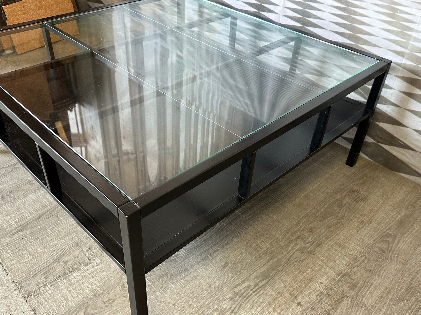 Sehr grosser Vintage Beistelltisch mit Glasplatte 100x100cm