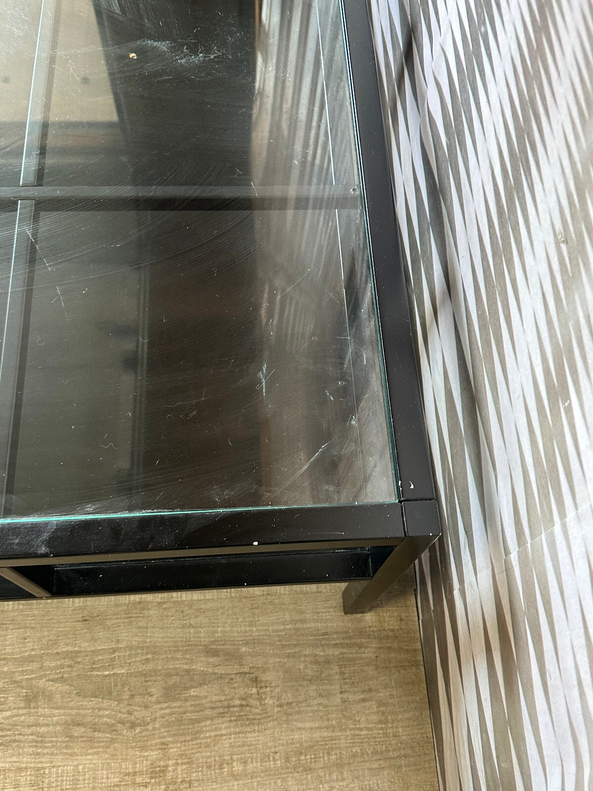 Sehr grosser Vintage Beistelltisch mit Glasplatte 100x100cm