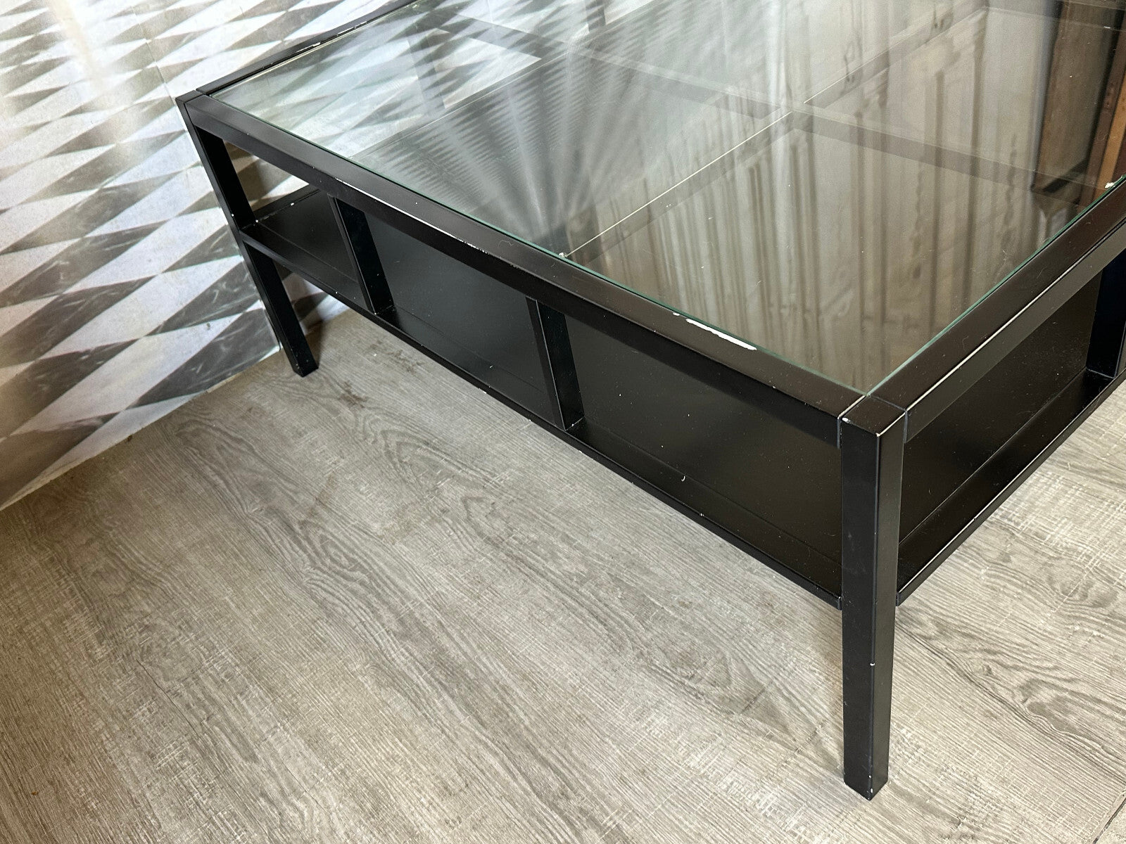 Sehr grosser Vintage Beistelltisch mit Glasplatte 100x100cm