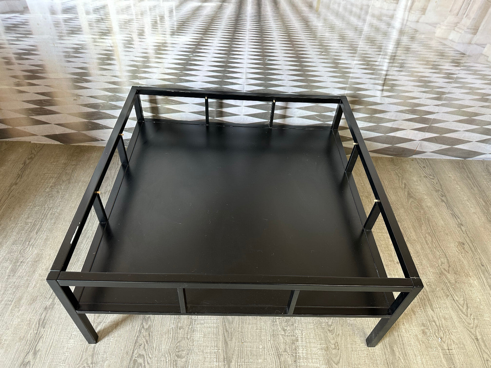SEHR GROSSER VINTAGE BEISTELLTISCH MIT GLASPLATTE 100x100cm