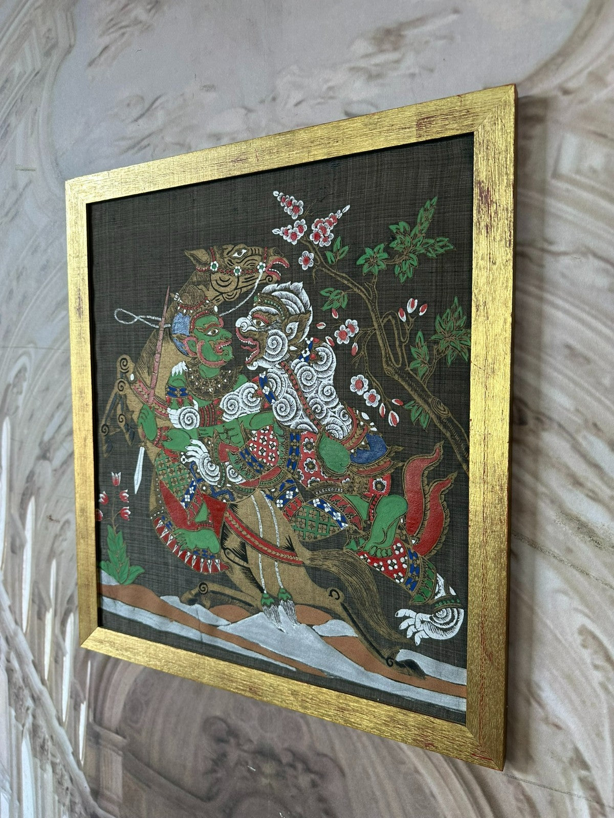 Indonesische Malerei auf Stoff sehr gut gerahmt Fabelwesen Gottheit